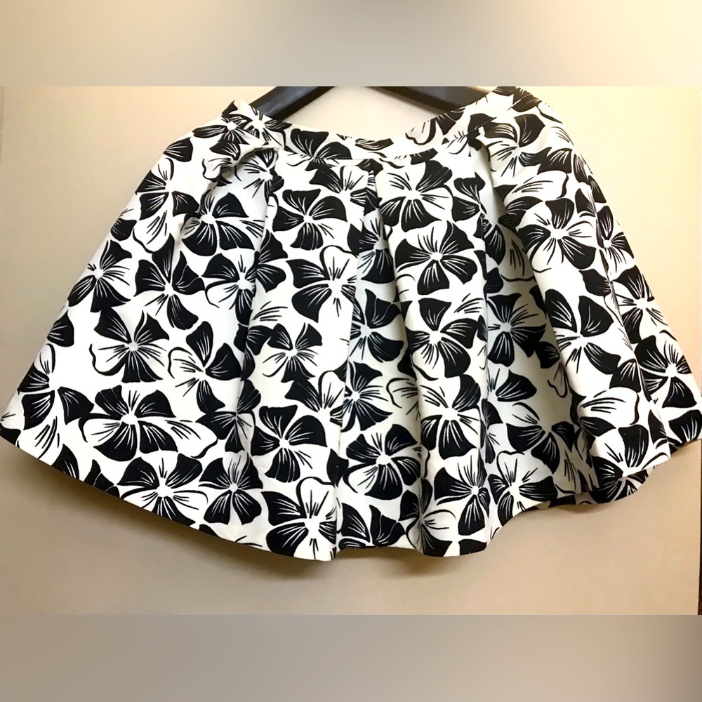 🚨💎 Flirty Black & White Pleated Floral Lined Skirt